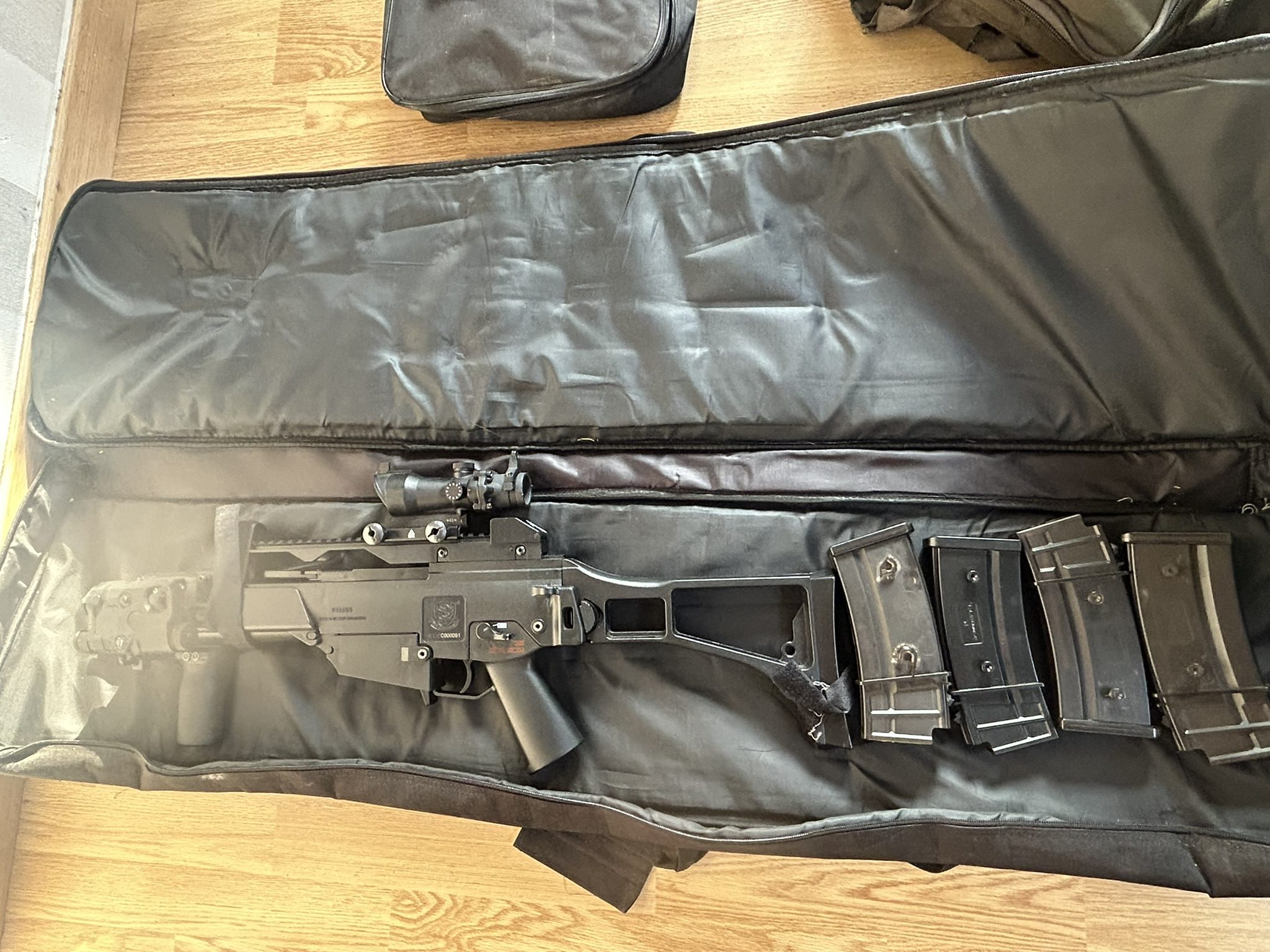[LOT AIRSOFT] G36 S&T Fiabilisé + Viseur ACOG + PEQ Lampe + 5 Chargeurs + Housse