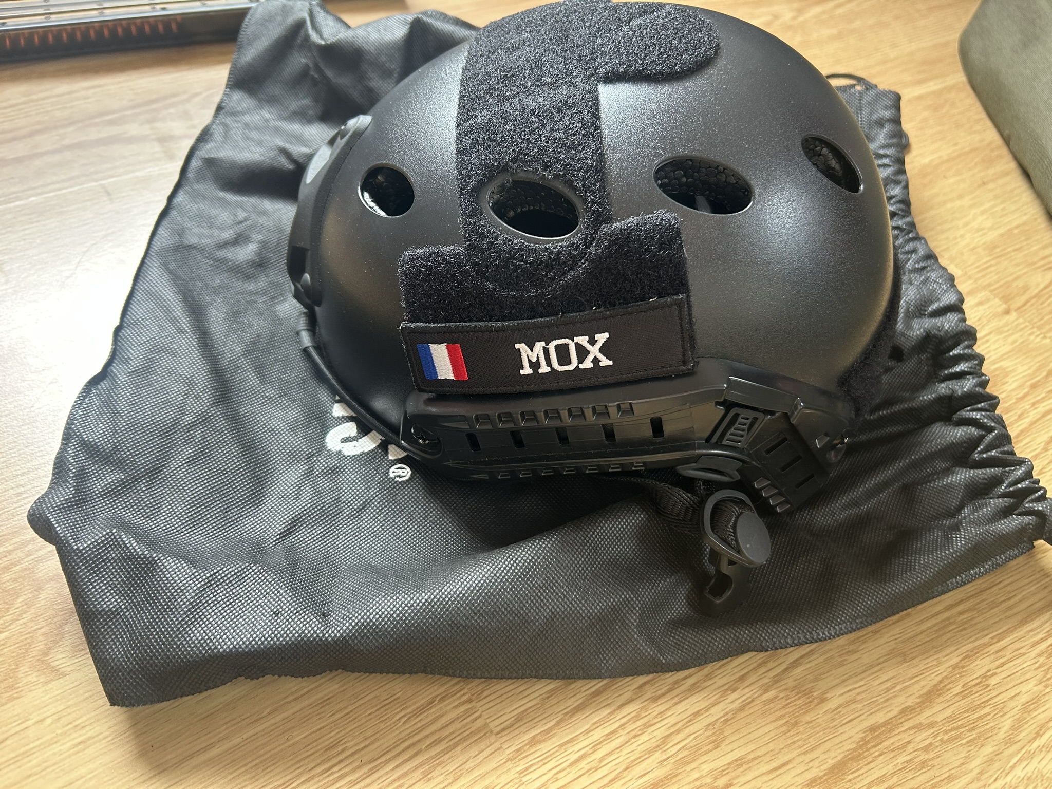 Casque Tactique type FAST Helmet Noir (avec rails & support NVG)