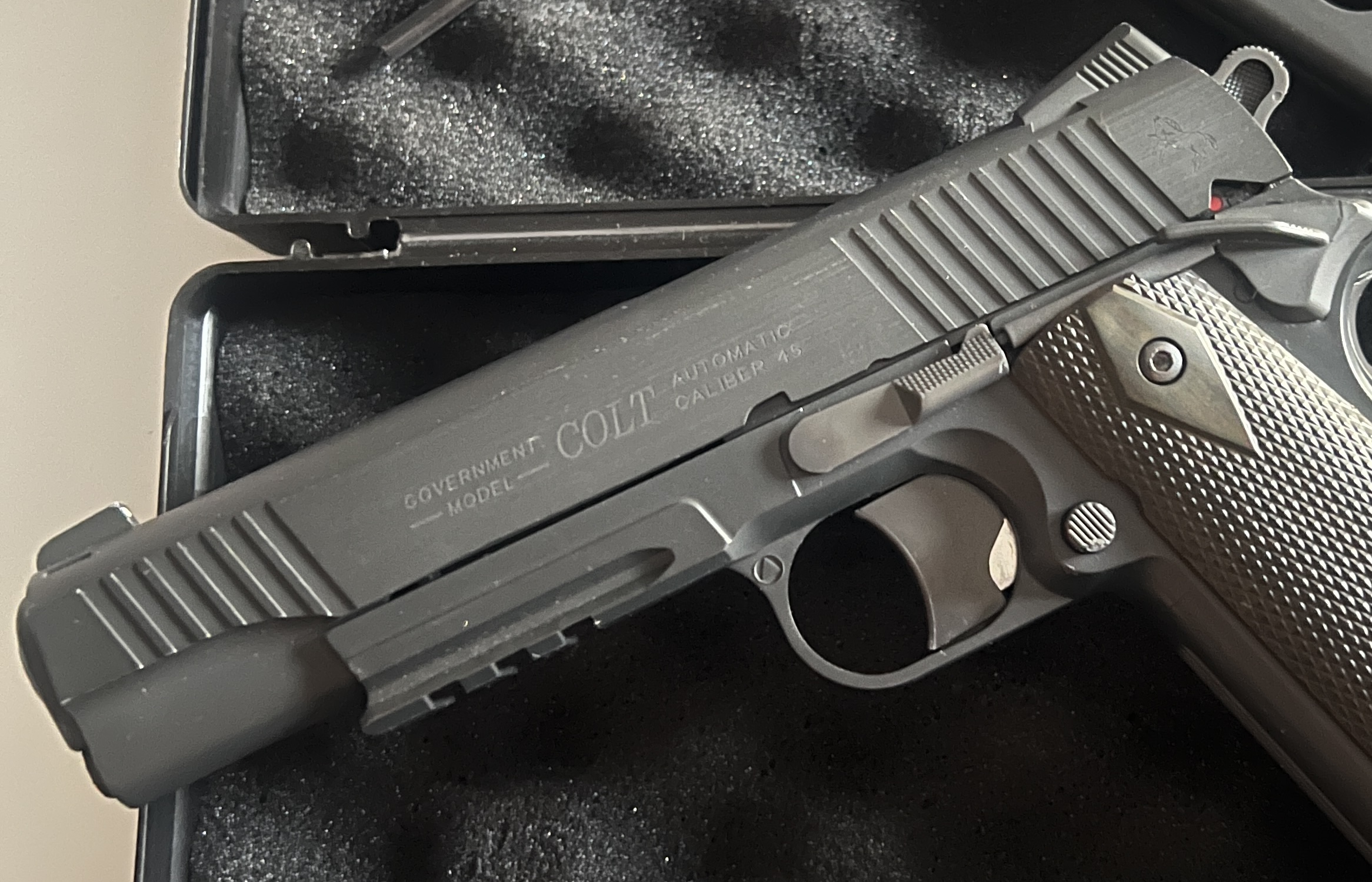 Colt 1911 CO2 NBB Cybergun + 2 Chargeurs + Silencieux + Mallette