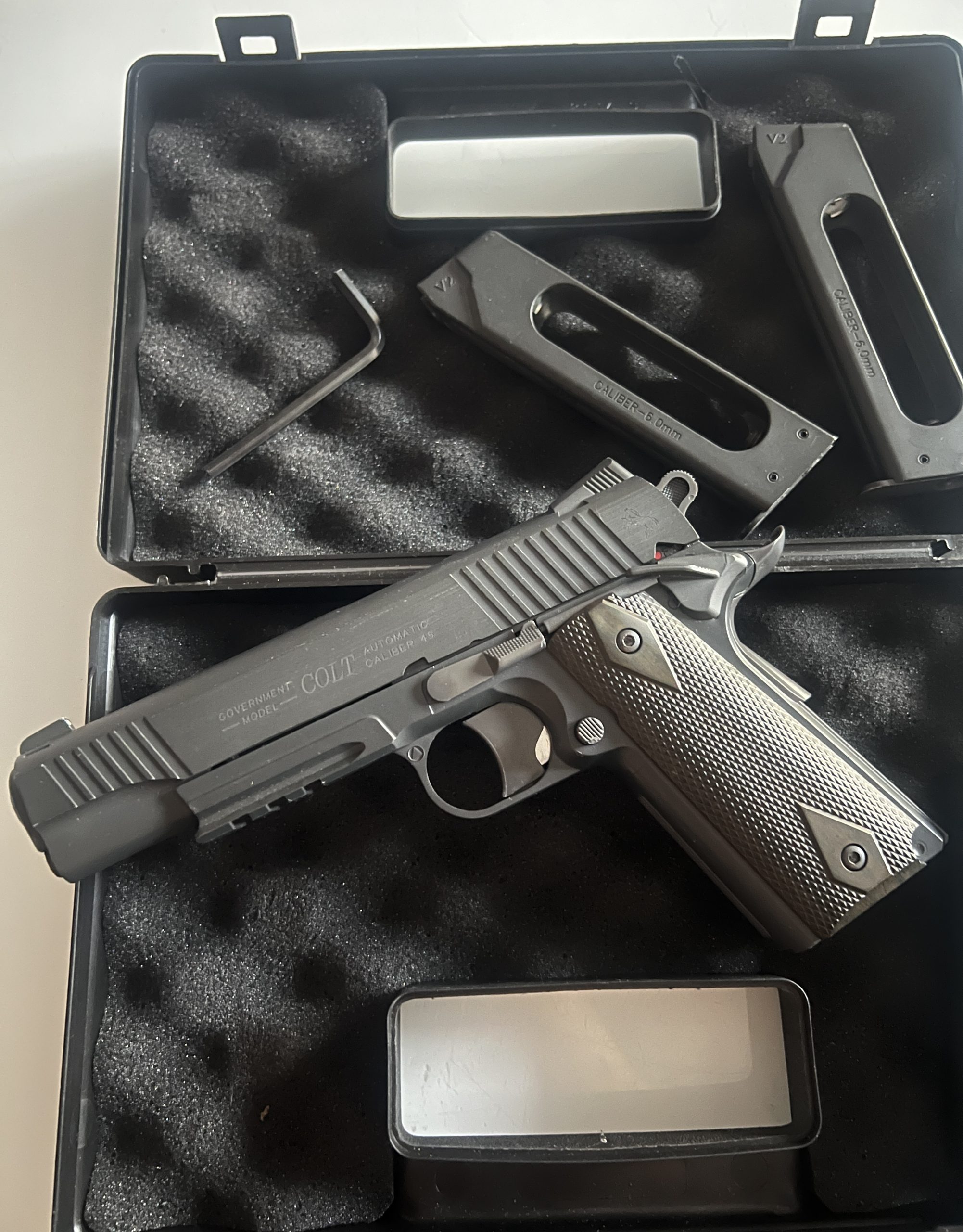 Colt 1911 CO2 NBB Cybergun + 2 Chargeurs + Silencieux + Mallette