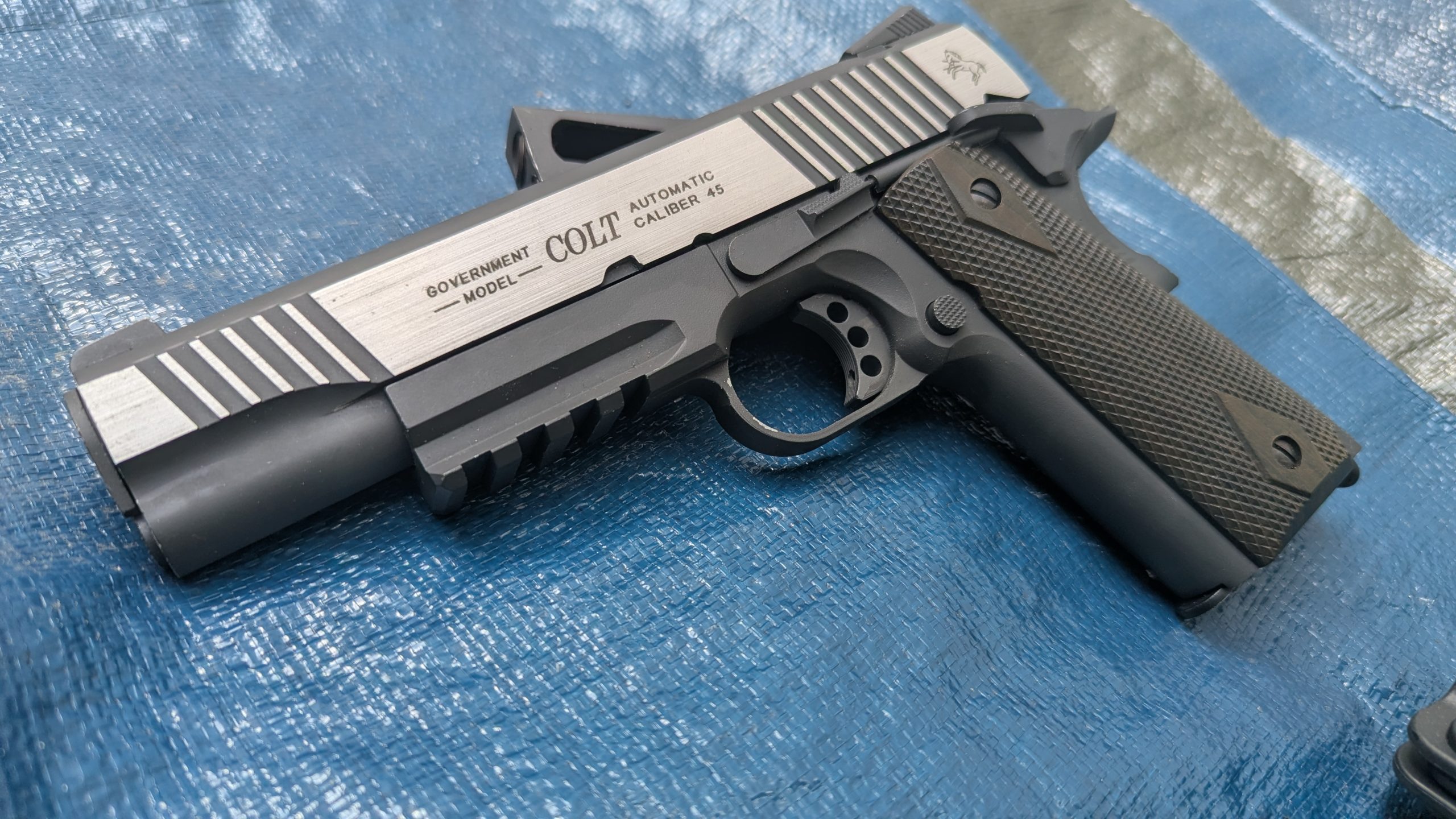 Colt 1911 Bi-Ton Railgun +3 chargeurs & accessoires