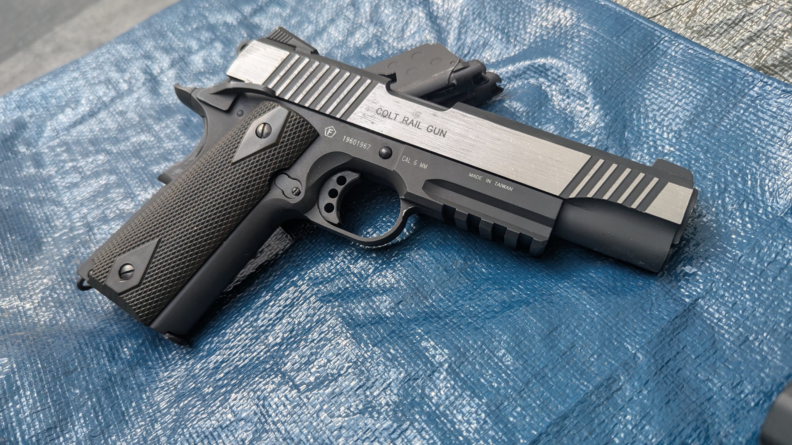 Colt 1911 Bi-Ton Railgun +3 chargeurs & accessoires