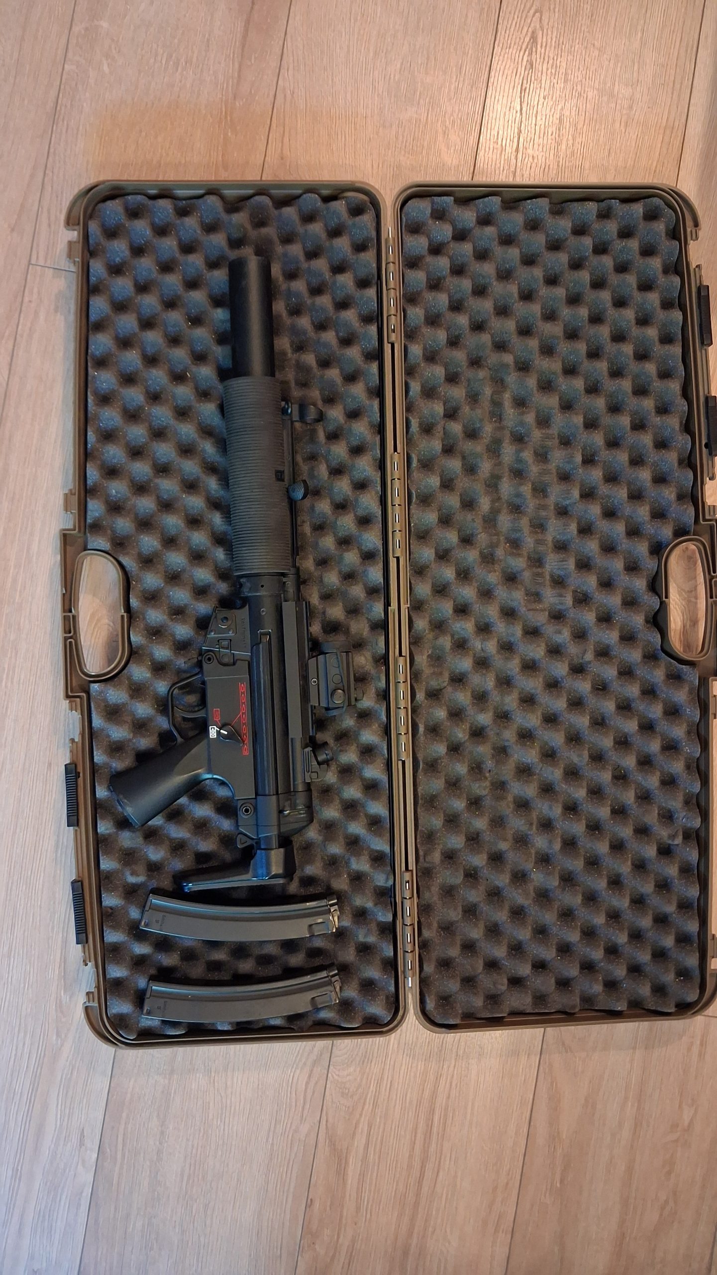 MP5 SD6 CYMA Full Metal – 2 chargeurs + mallette