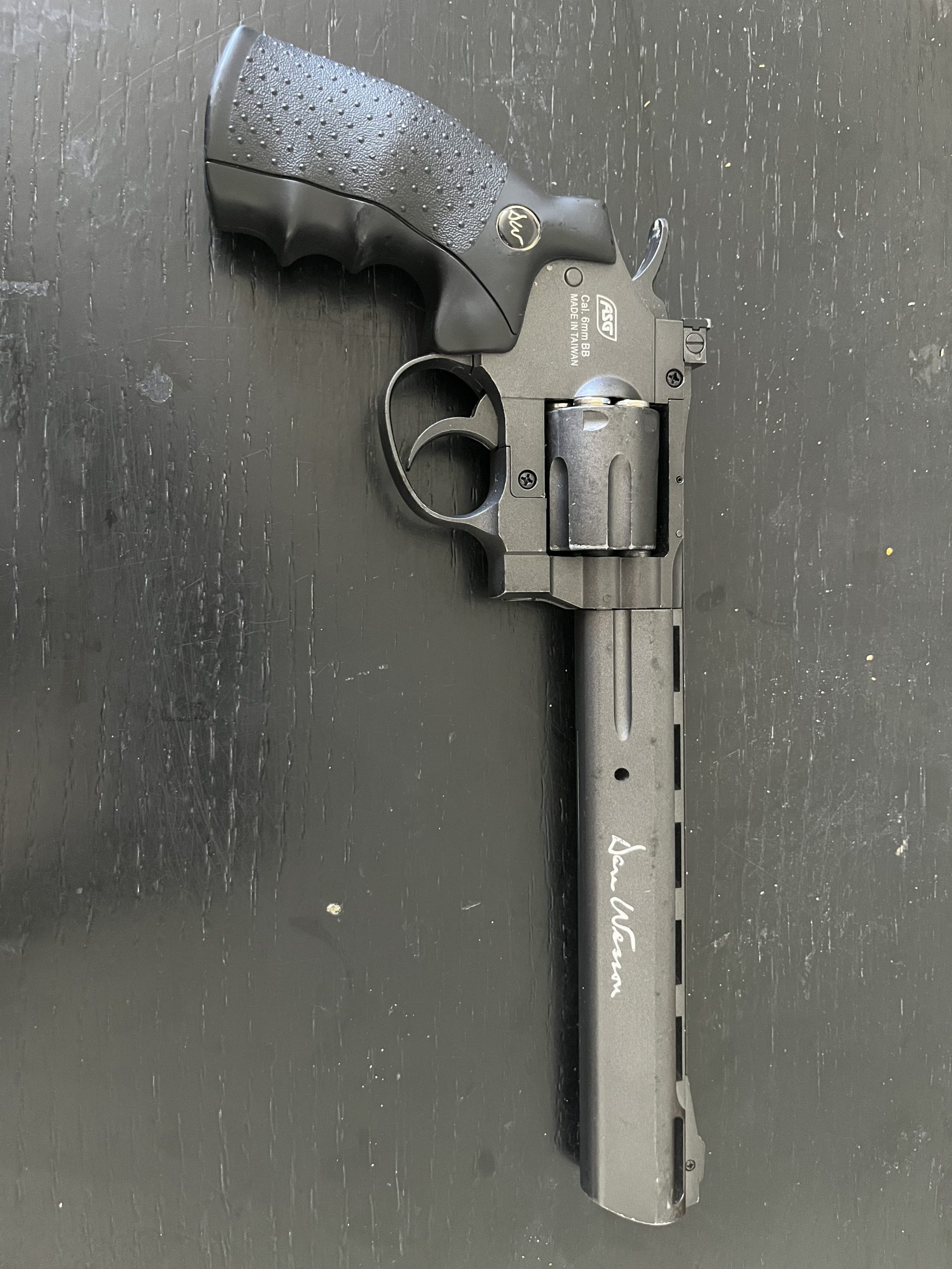 ASG Dan Wesson 715 CO₂ 6 mm BB, en version 6 pouces, finition noire.