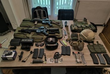 Ensemble de 2 répliques AEG et divers équipements