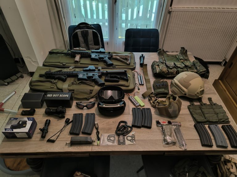 Ensemble de 2 répliques AEG et divers équipements