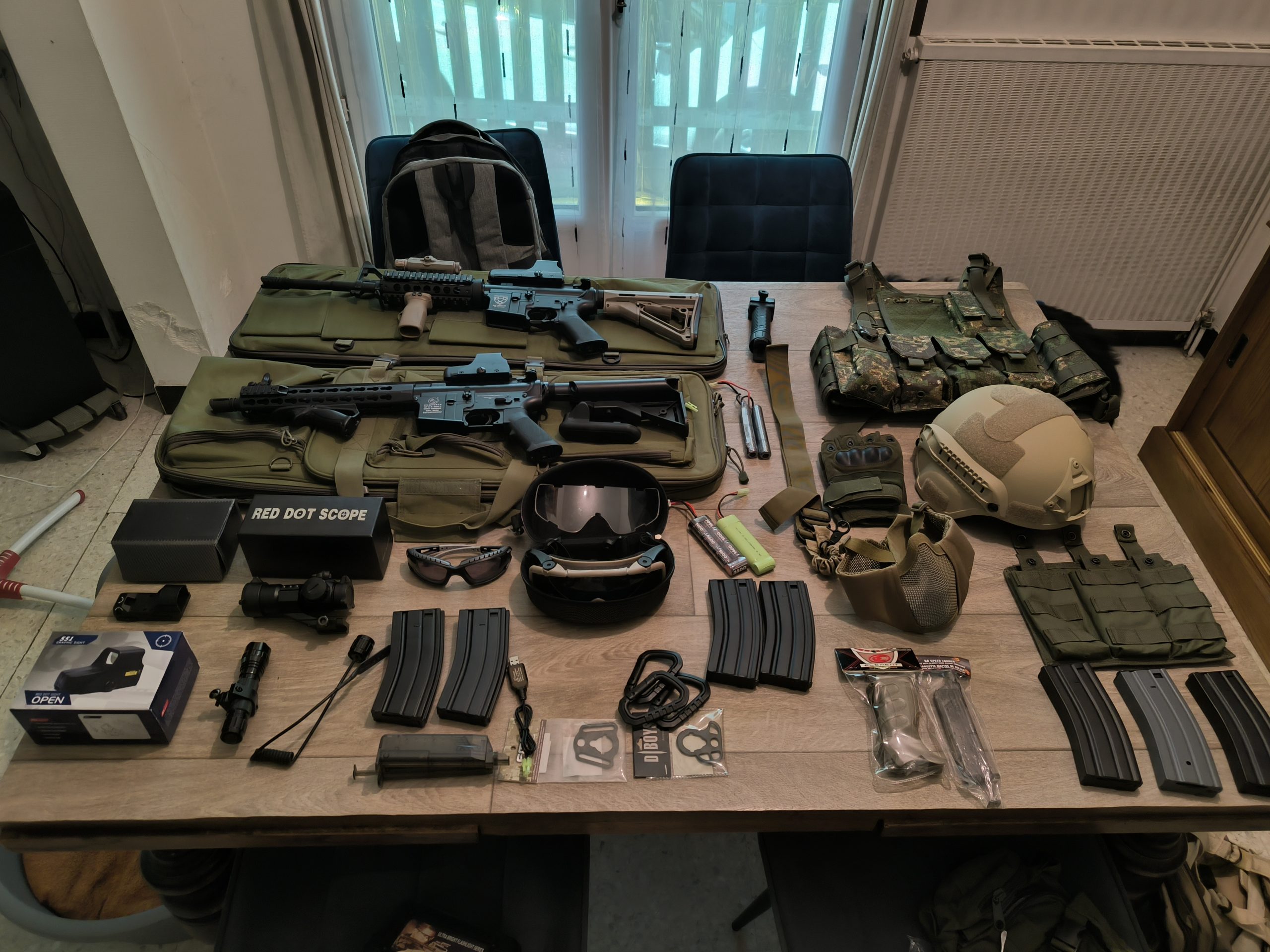 Ensemble de 2 répliques AEG et divers équipements