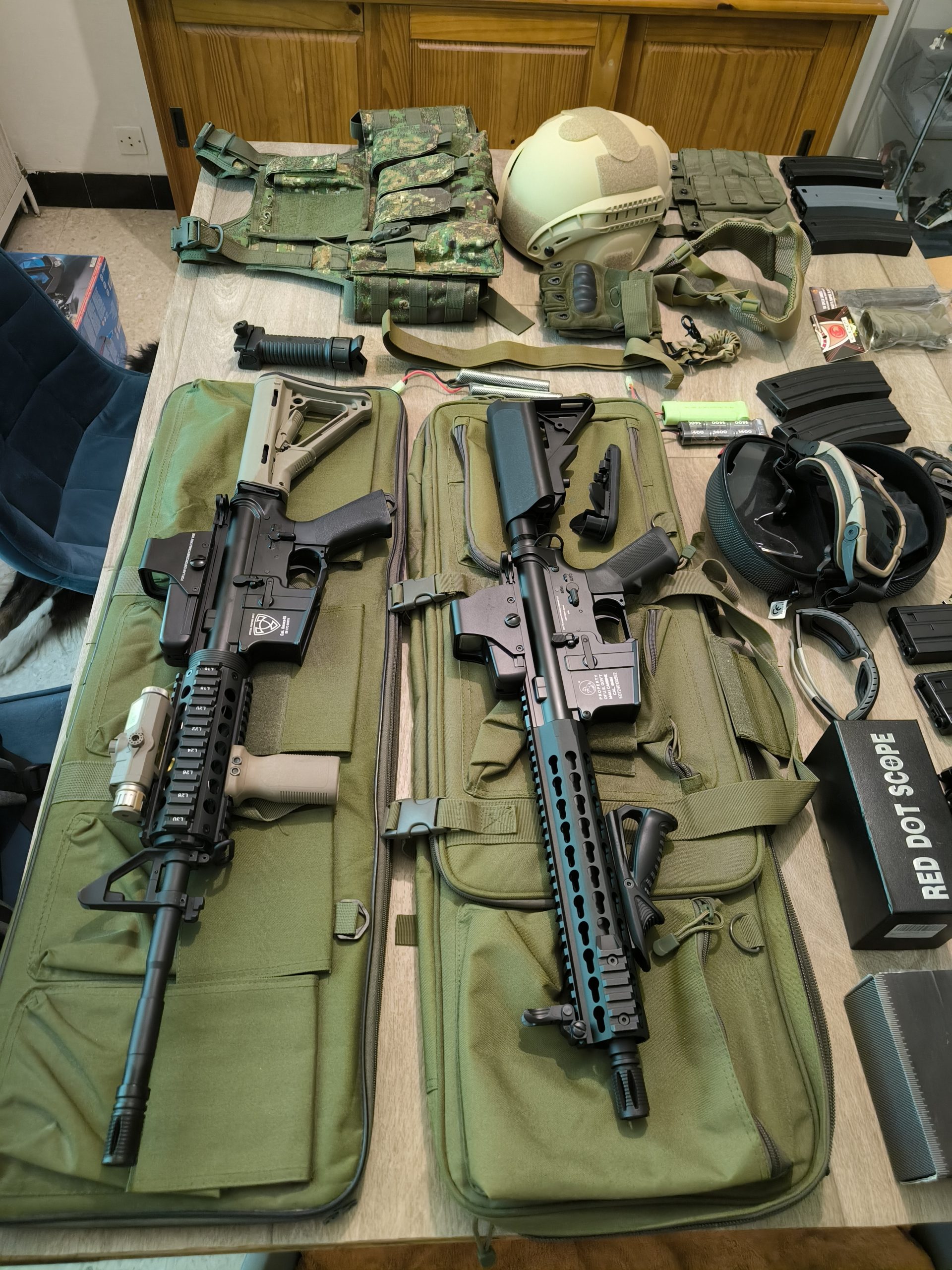 Ensemble de 2 répliques AEG et divers équipements