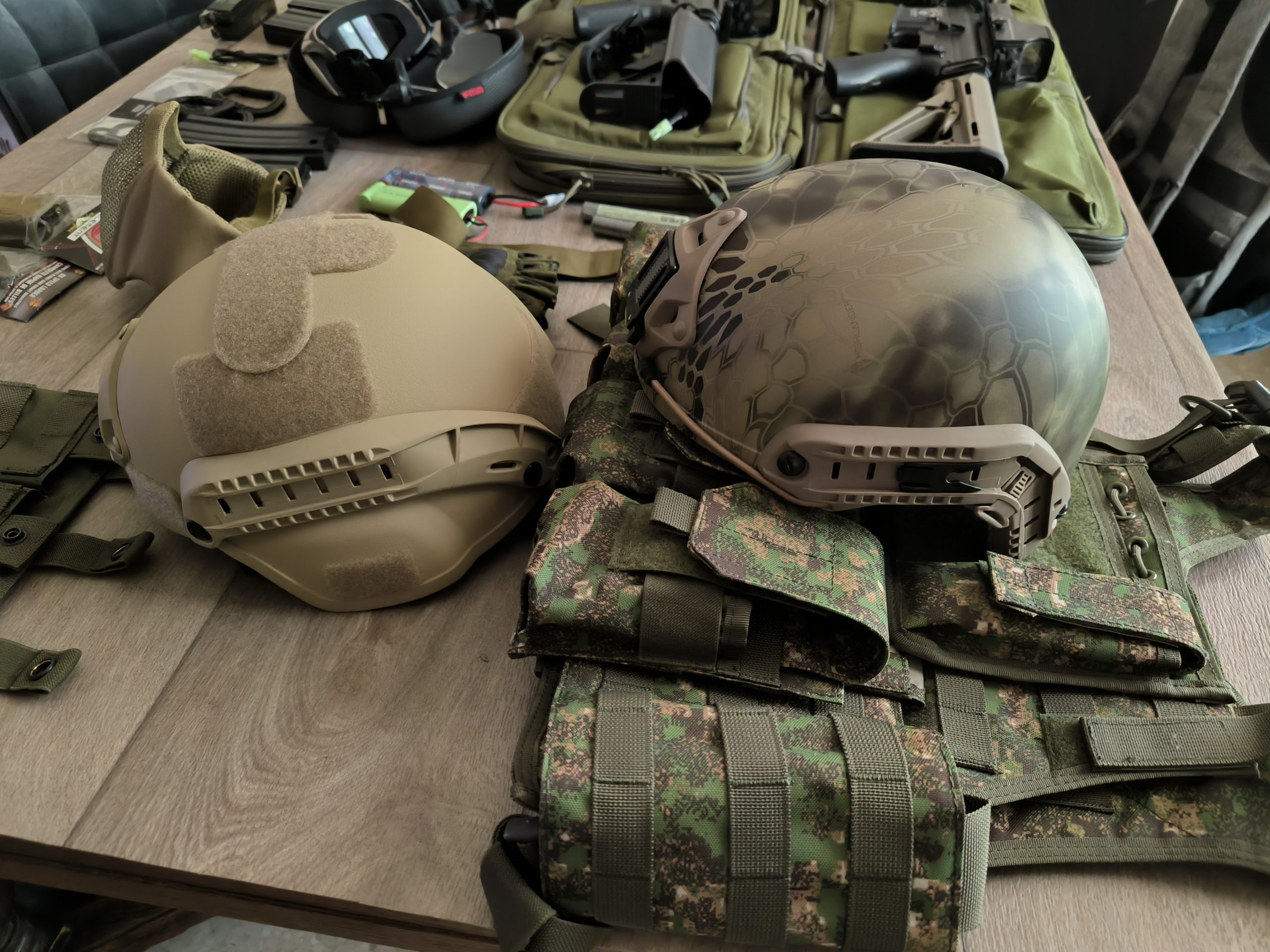 Ensemble de 2 répliques AEG et divers équipements