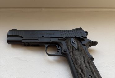 Réplique Colt 1911 Rail Gun CO2 (Cybergun / KWC) — Métal — Calibre 6 mm