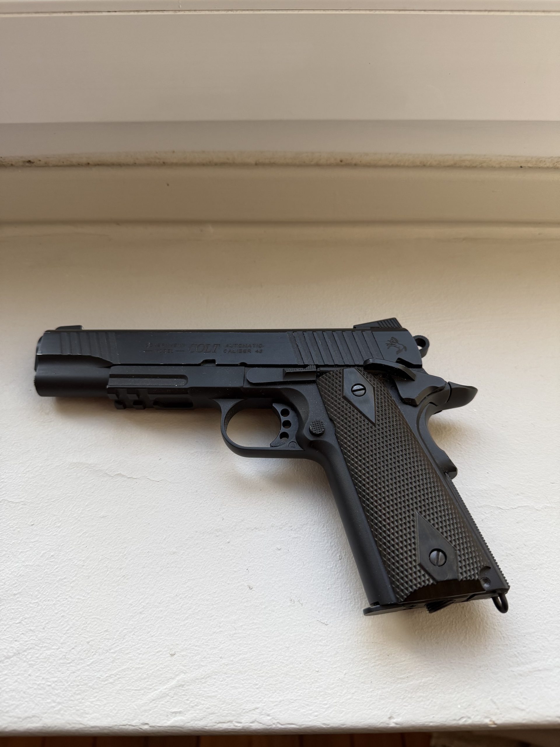 Réplique Colt 1911 Rail Gun CO2 (Cybergun / KWC) — Métal — Calibre 6 mm