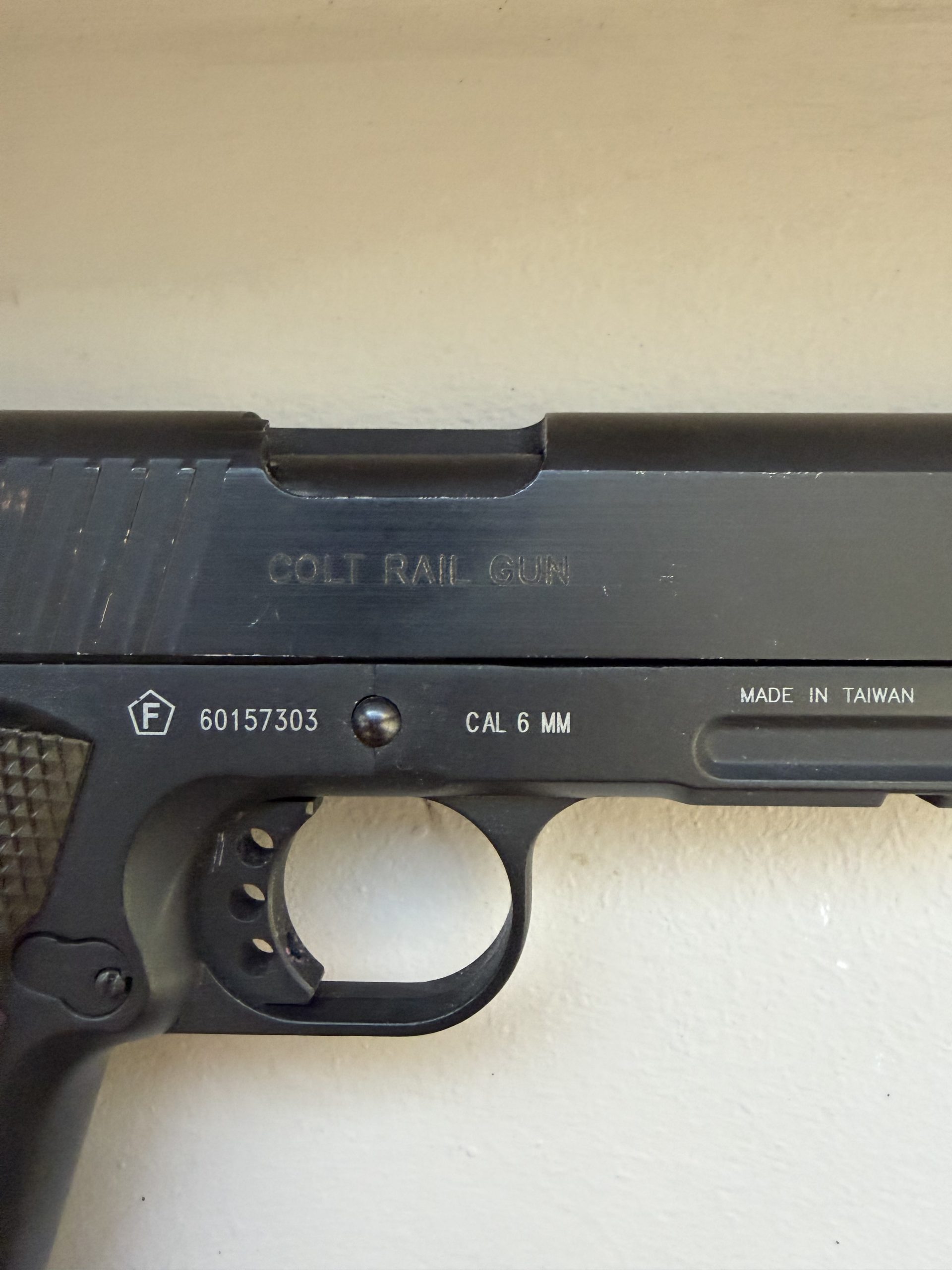 Réplique Colt 1911 Rail Gun CO2 (Cybergun / KWC) — Métal — Calibre 6 mm