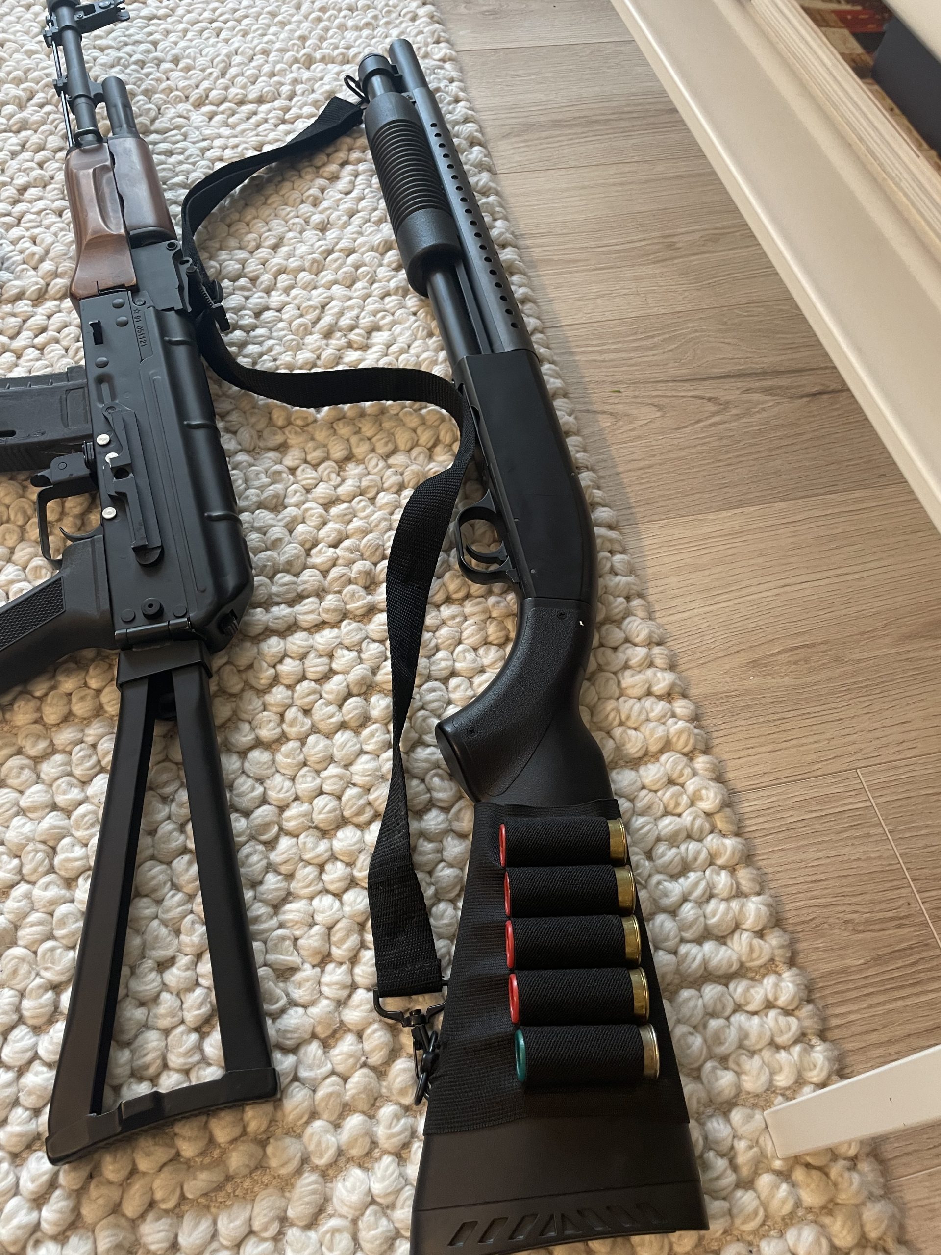 Fusil à pompe + housse à balles décorative