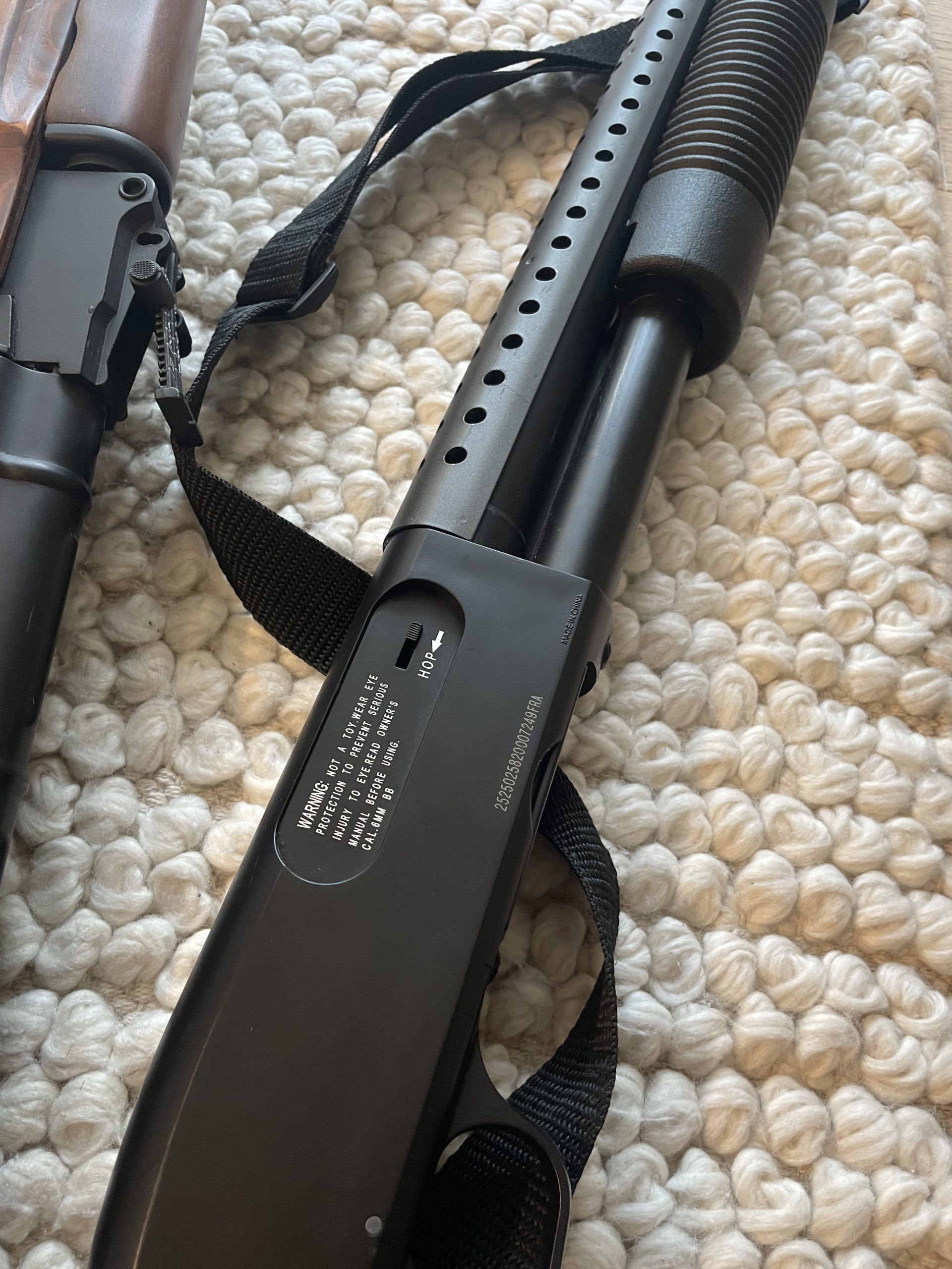 Fusil à pompe + housse à balles décorative