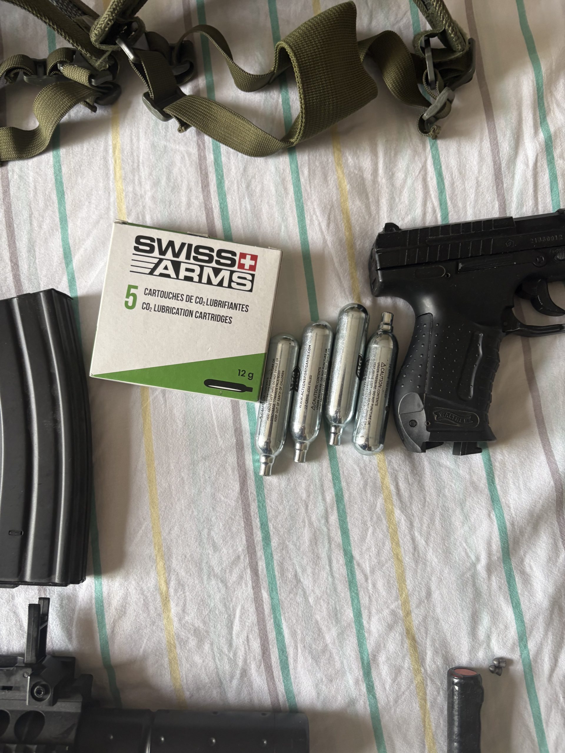 Titre : Pack Airsoft complet — M4 + Walther P99 CO2 + 28 000 billes + Lots de protections & gaz