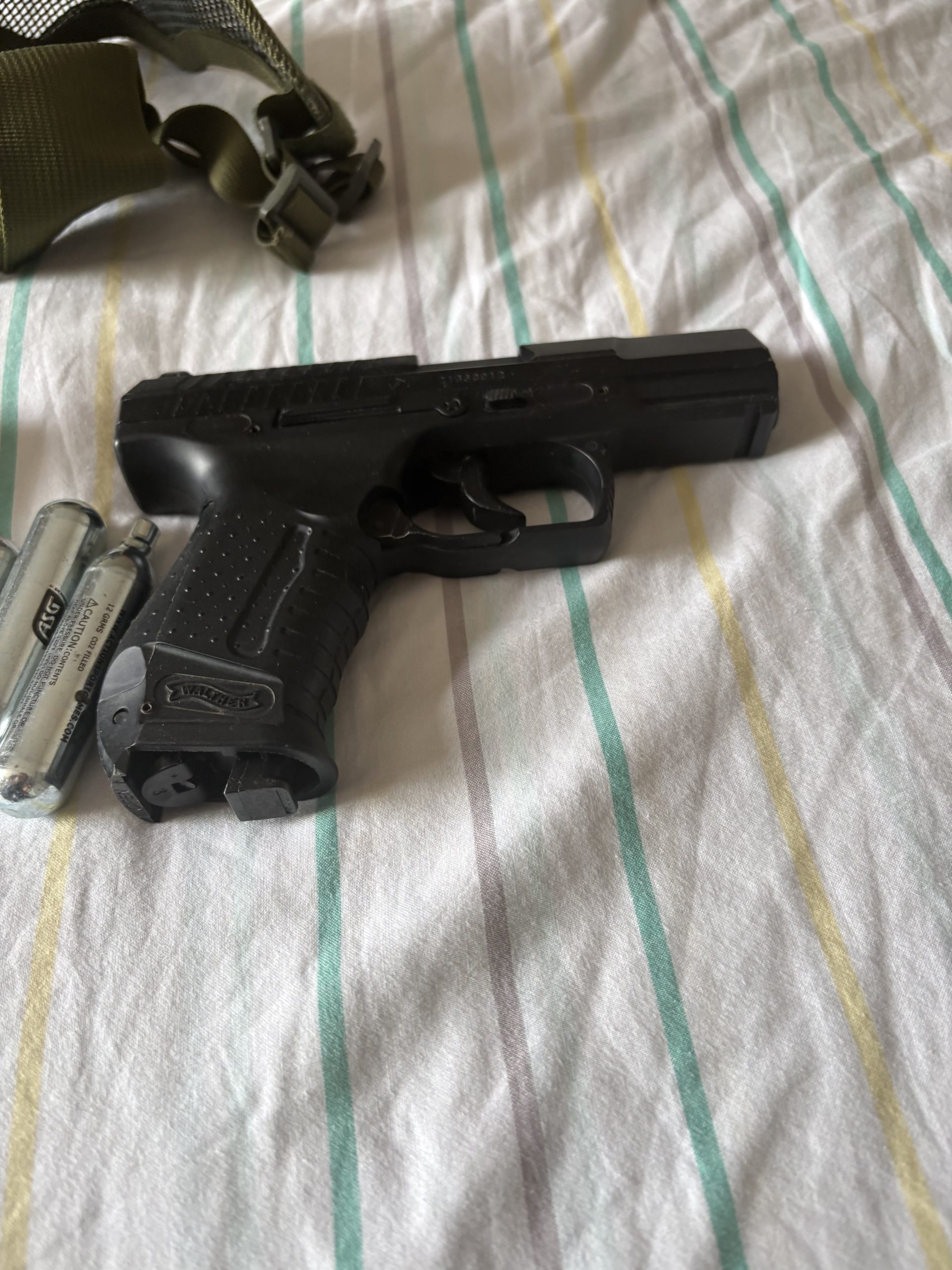 Titre : Pack Airsoft complet — M4 + Walther P99 CO2 + 28 000 billes + Lots de protections & gaz