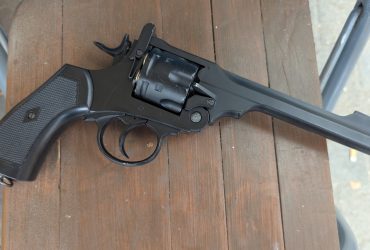 Revolver Webley & 6 douilles réductrice