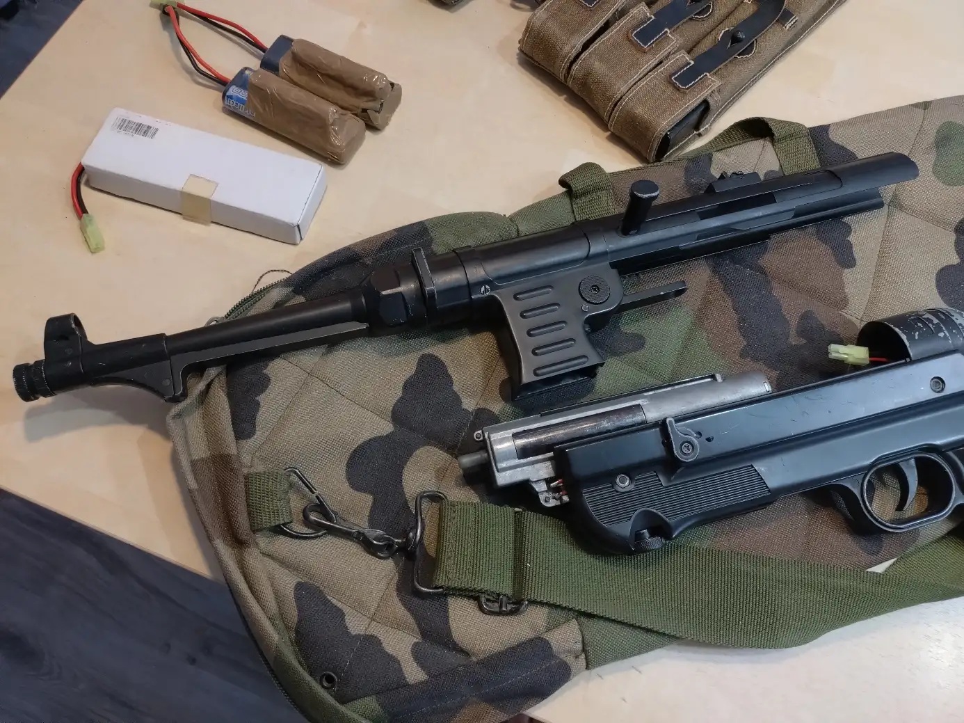 MP40 Marque AGM amélioré + chargeurs et porte chargeurs
