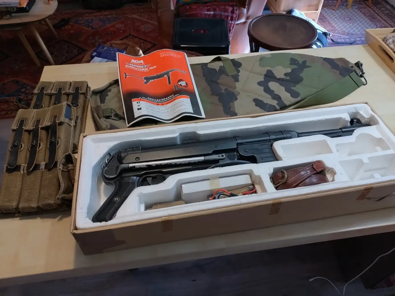MP40 Marque AGM amélioré + chargeurs et porte chargeurs