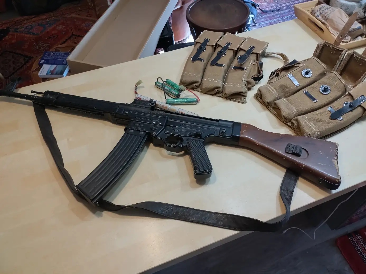 STG44 AGM, 4 chargeurs et 2 porte-chargeurs