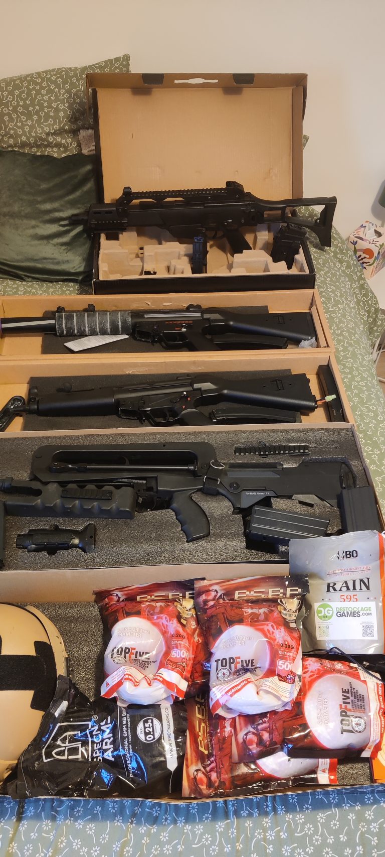 Lot 4 répliques (Famas, G316, MP5, MP5SD) + billes