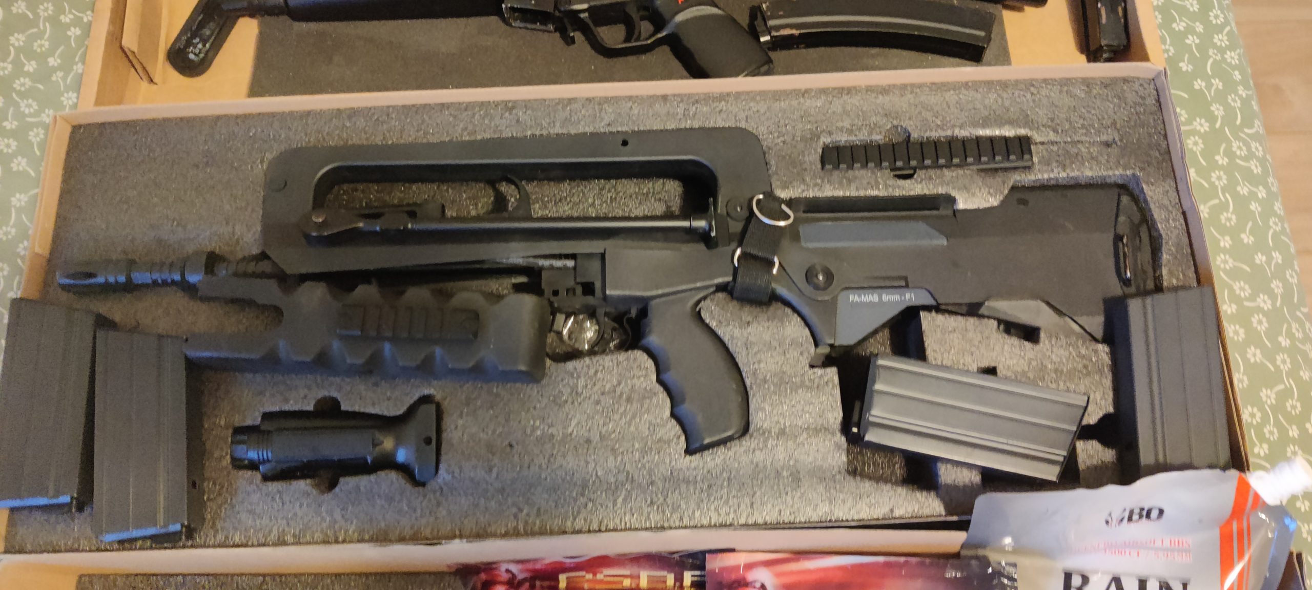 Lot 4 répliques (Famas, G316, MP5, MP5SD) + billes