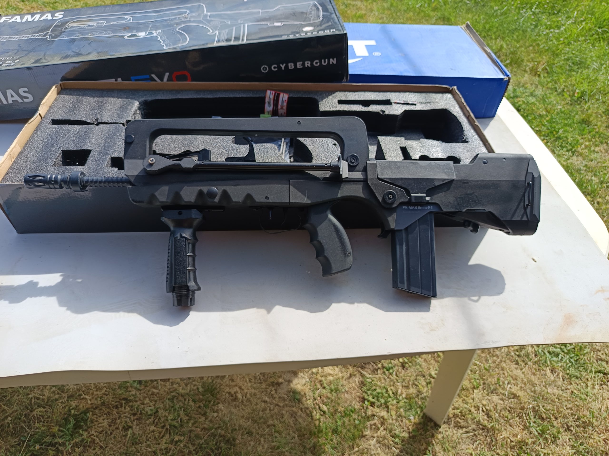 FAMAS