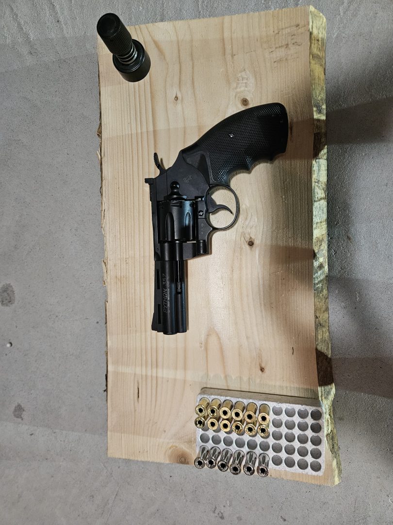 Colt Python 357 noir canon 4ps + 1 speed loader + 18 cartouches