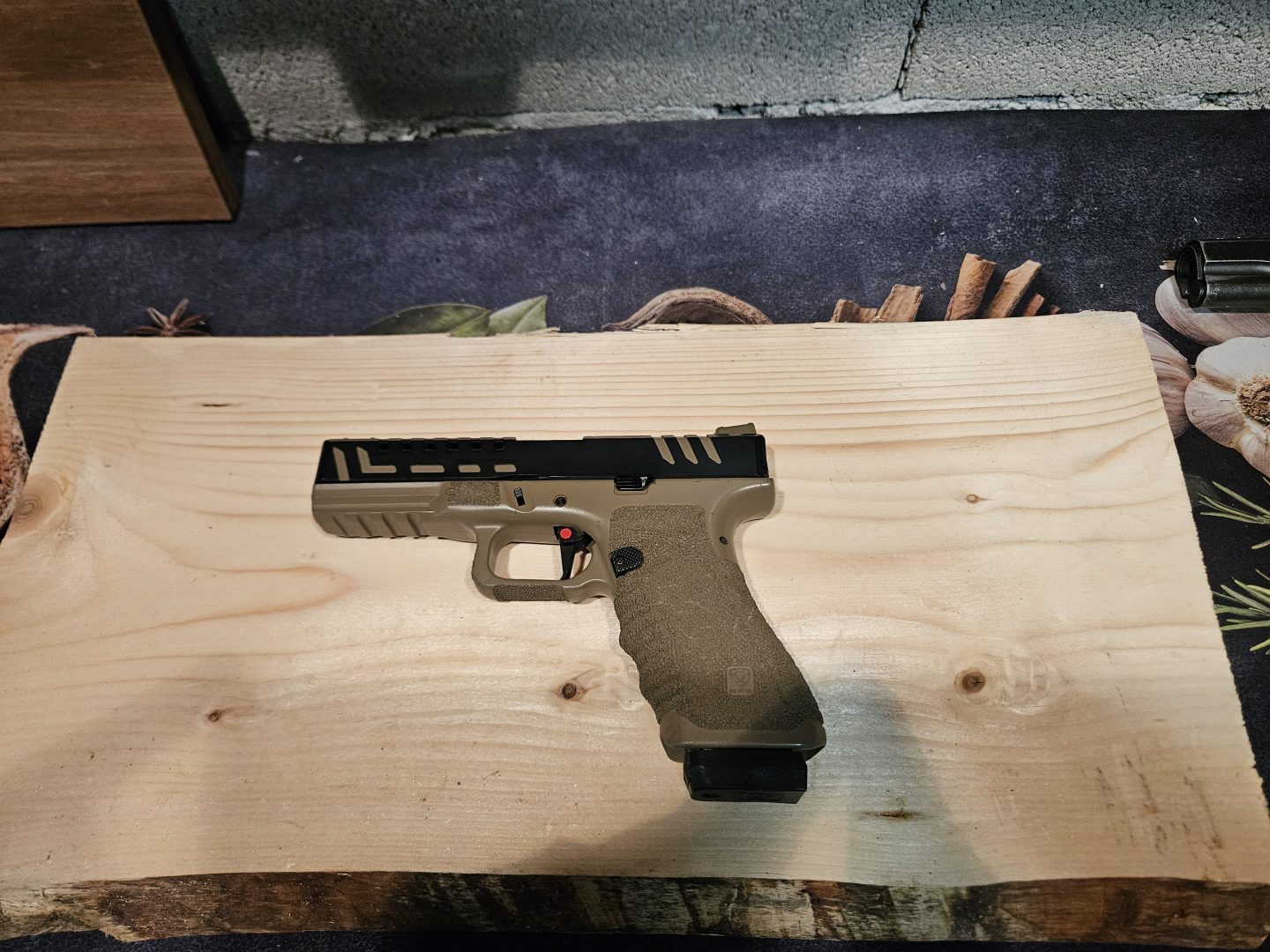 APS Scorpion Dual Power Pistol Tan – style glock 17