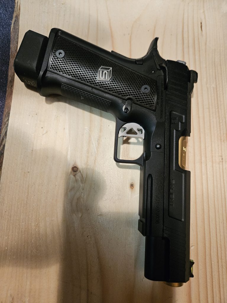 SALIENT ARMS INTERNATIONAL Réplique style colt 45 moderne +1 chargeur