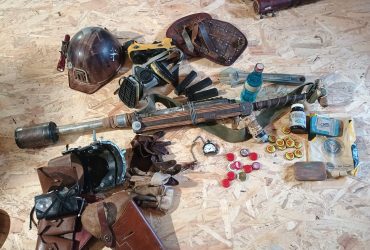 Tenue entière post-apo/Fallout, inspiration Milicien du Commonwealth du Massachussetts avec harnais en cuir.