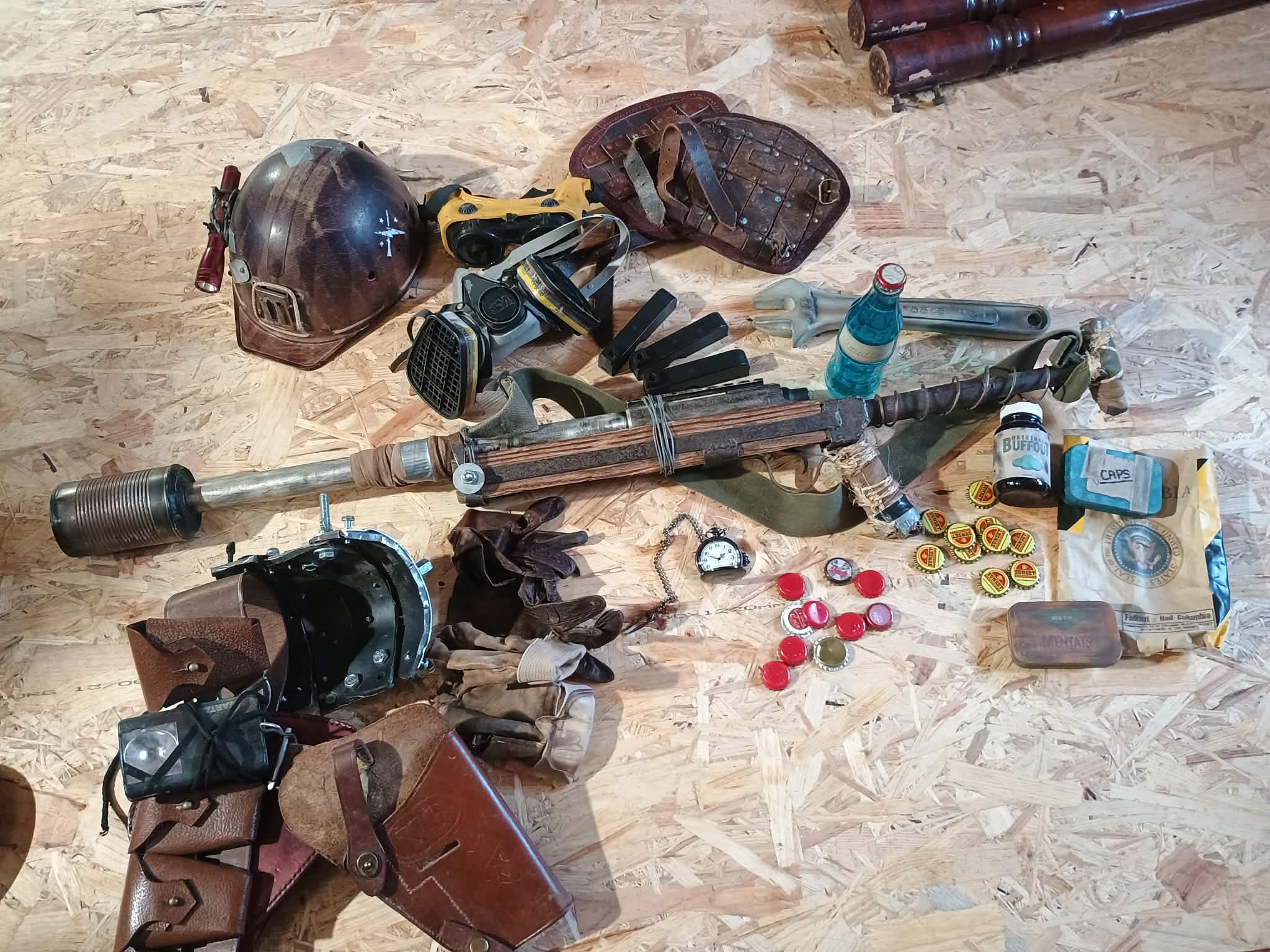 Tenue entière post-apo/Fallout, inspiration Milicien du Commonwealth du Massachussetts avec harnais en cuir.