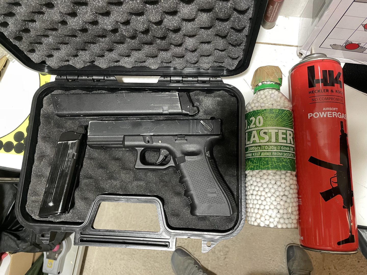 Glock 18c WE + 2 chargeurs + billes