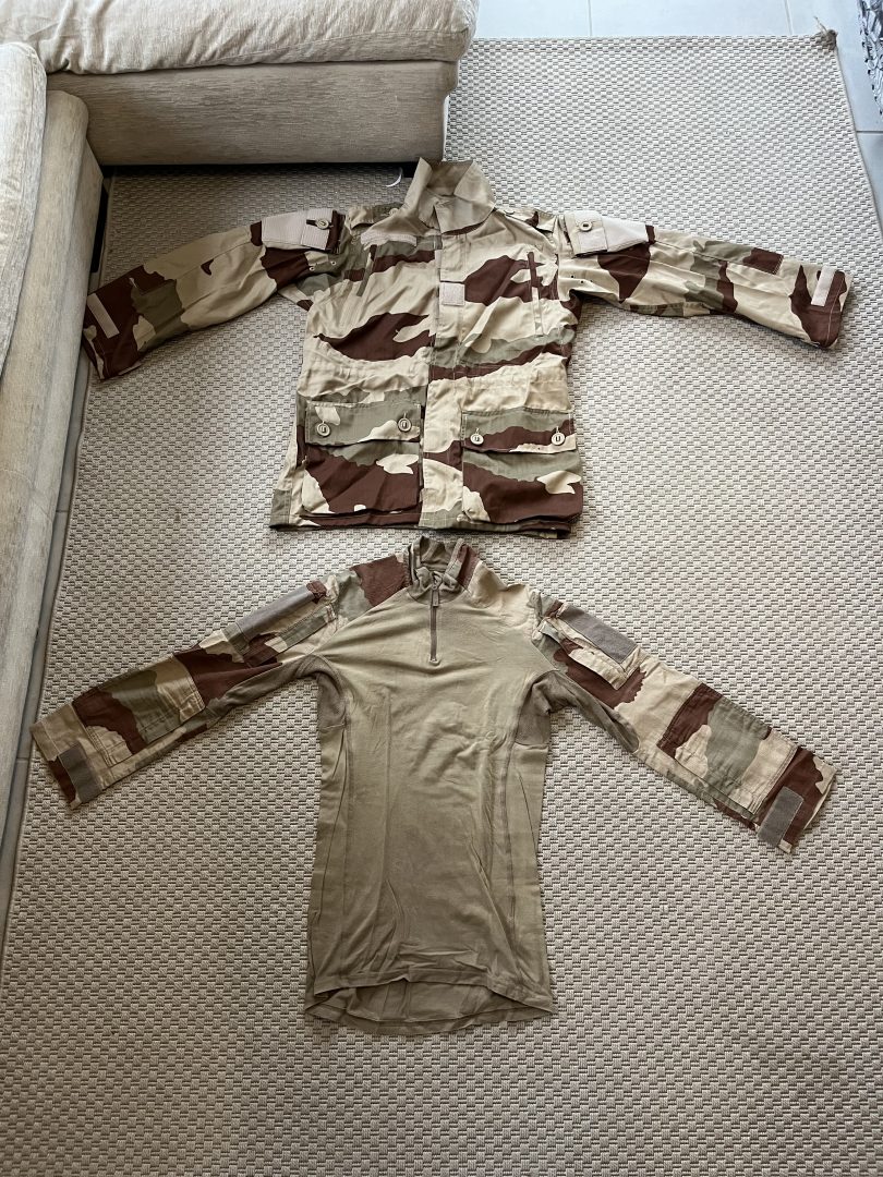 TENUE CAMOUFLAGE DÉSERT TAN TAILLE L + GILET TACTIQUE TAN
